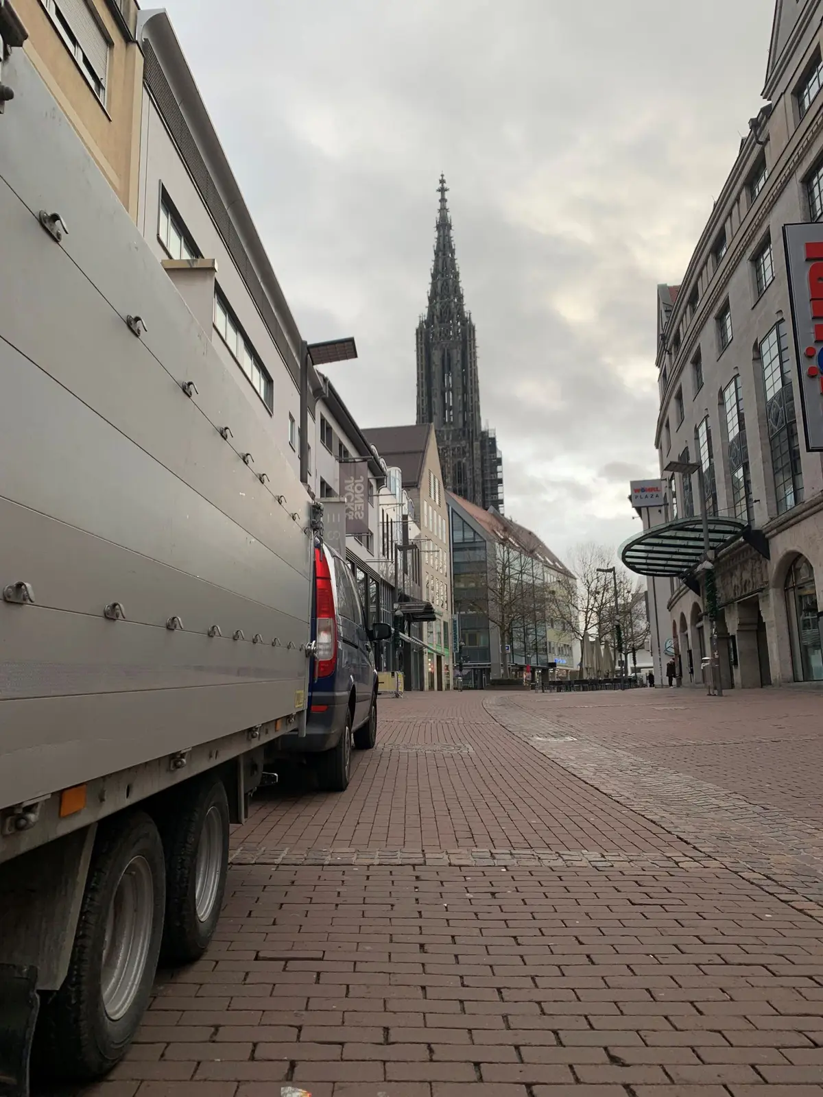 LKW in der Ulmer Innenstadt mit Münster