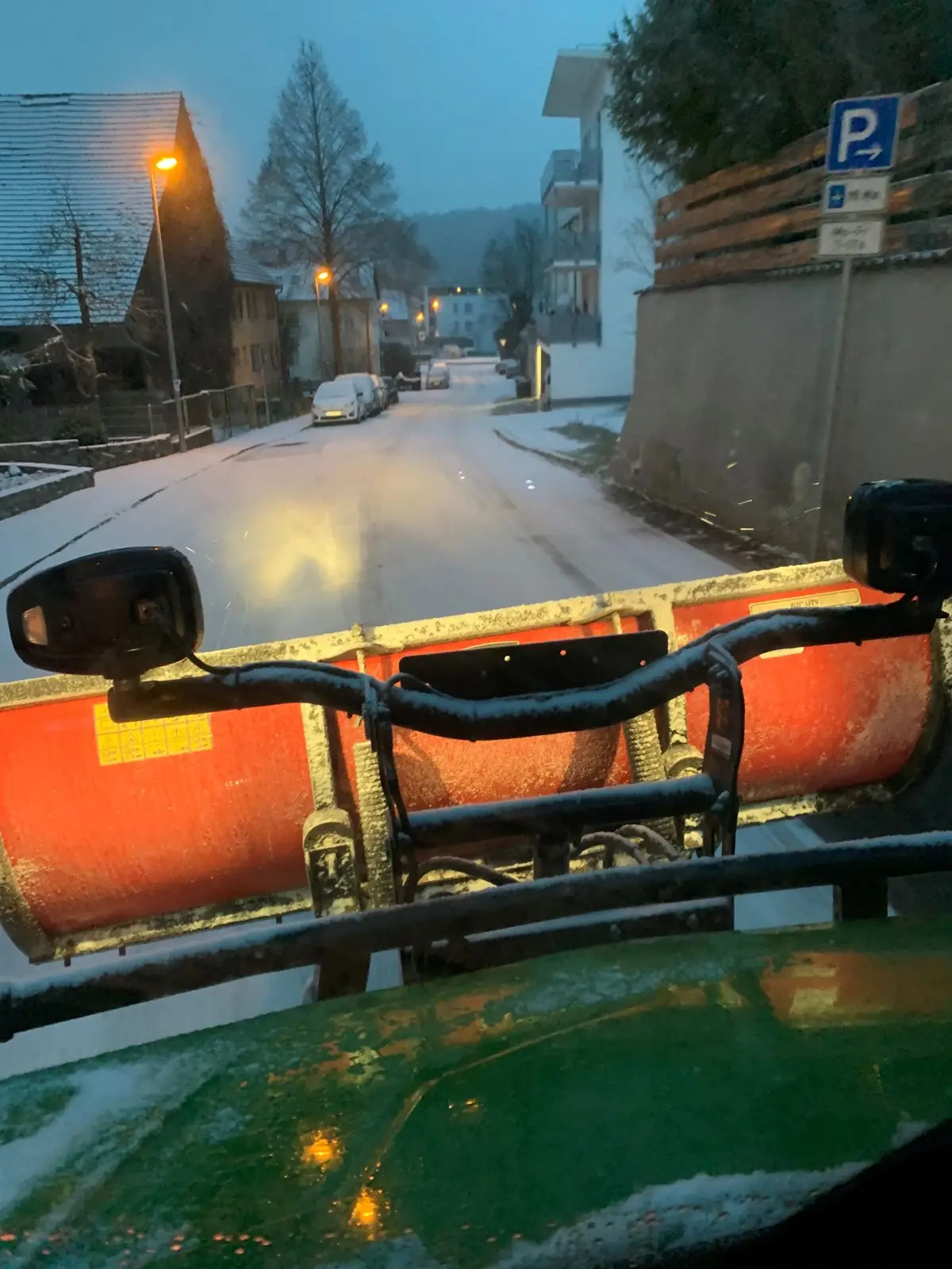 Winterdienst-Fahrzeug bei Nacht im Schnee